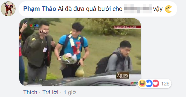 CLIP: Bùi Tiến Dũng chạy lăng xăng ra xe với đồng đội gây sốt MXH