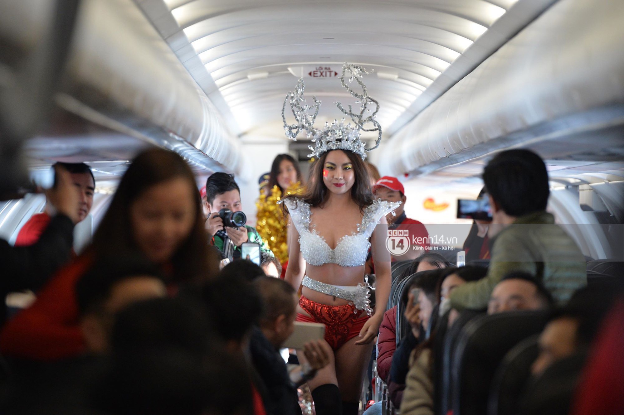 Bùi Tiến Dũng ngượng ngùng, nhắm tịt mắt chụp ảnh cùng người mẫu Lại Thanh Hương