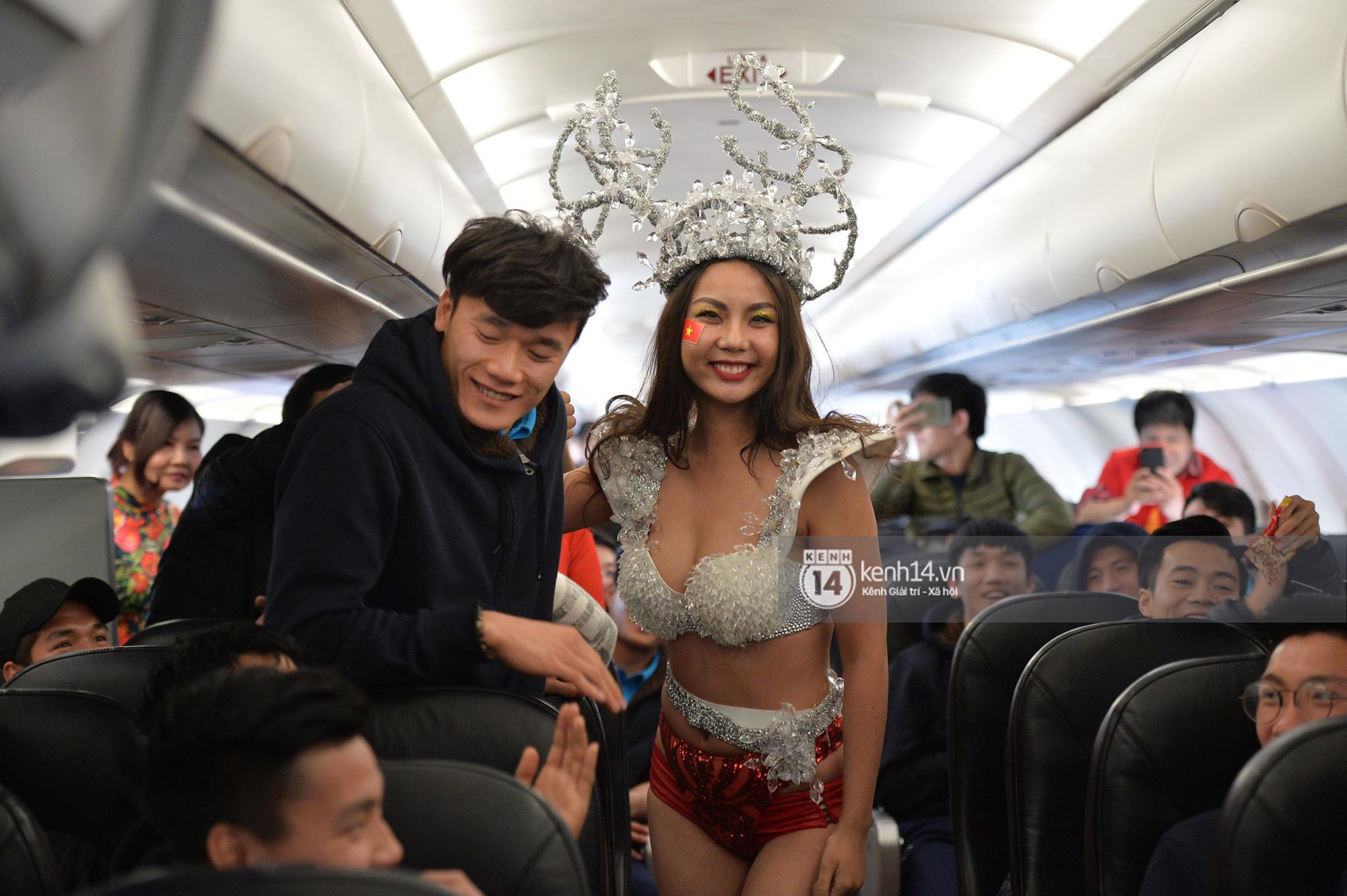 Bùi Tiến Dũng ngượng ngùng, nhắm tịt mắt chụp ảnh cùng người mẫu Lại Thanh Hương