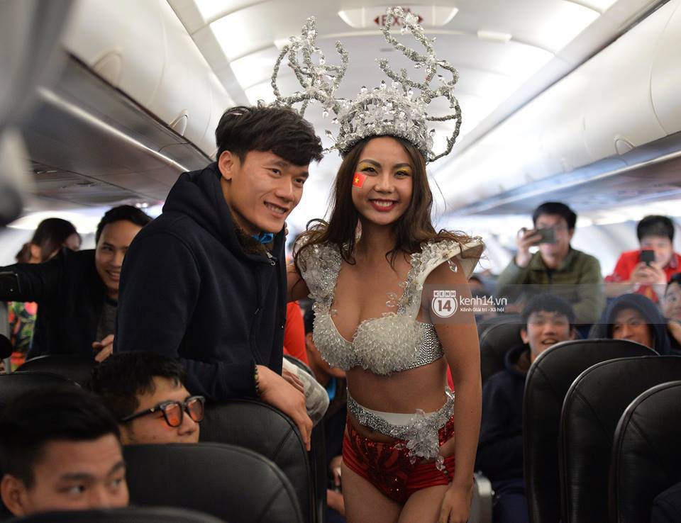 Bùi Tiến Dũng ngượng ngùng, nhắm tịt mắt chụp ảnh cùng người mẫu Lại Thanh Hương