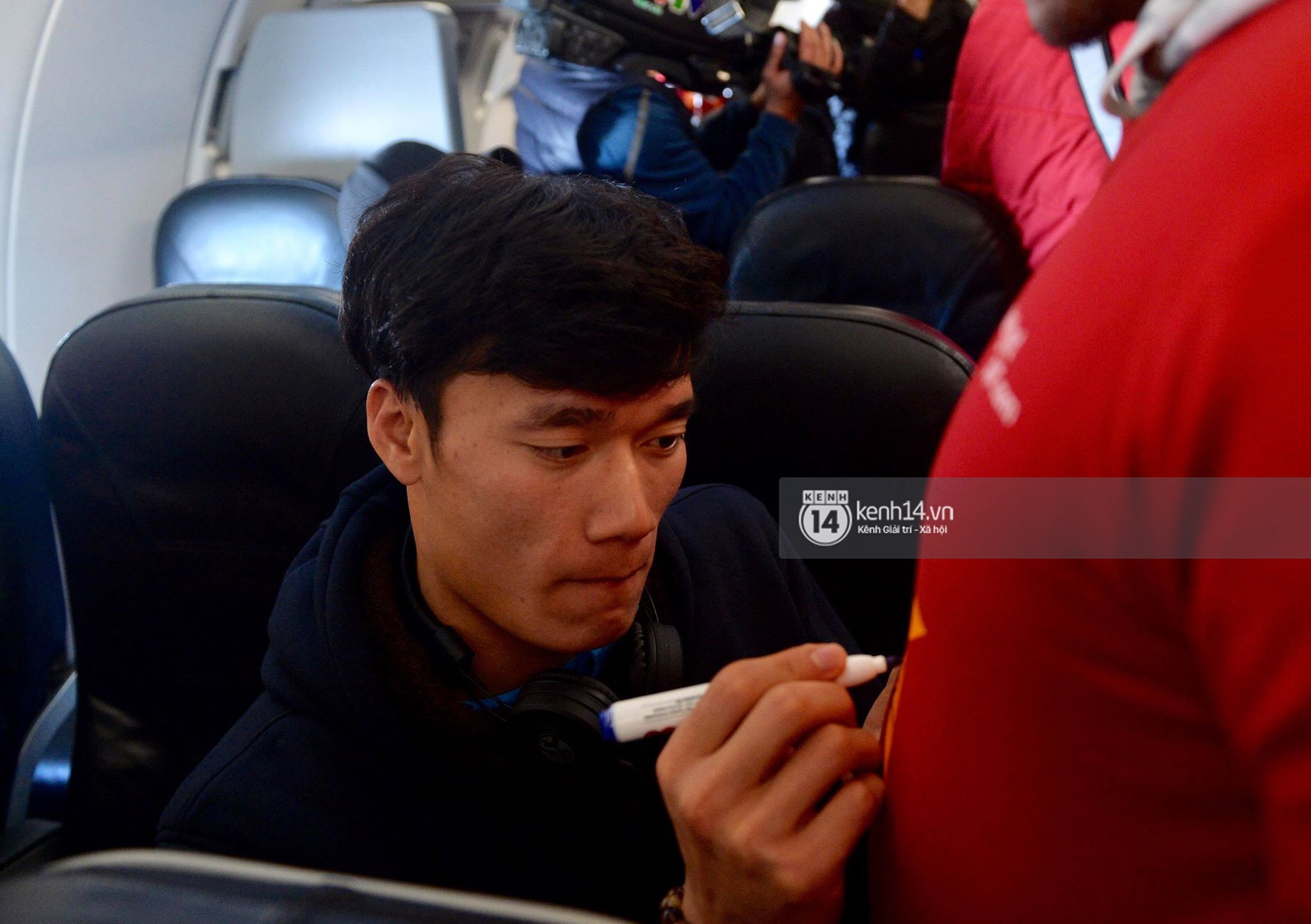 Bùi Tiến Dũng ngượng ngùng, nhắm tịt mắt chụp ảnh cùng người mẫu Lại Thanh Hương