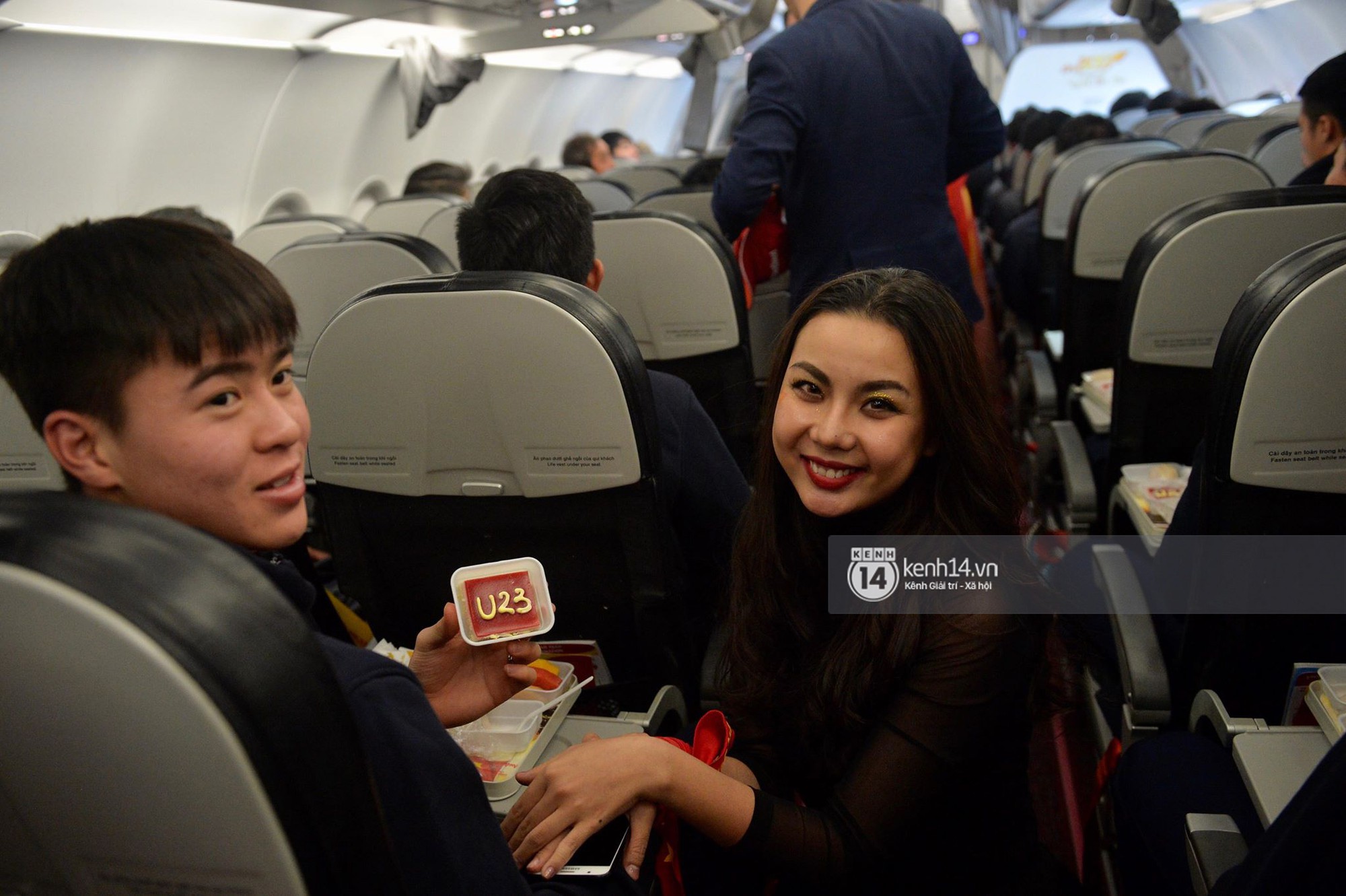 Bùi Tiến Dũng ngượng ngùng, nhắm tịt mắt chụp ảnh cùng người mẫu Lại Thanh Hương