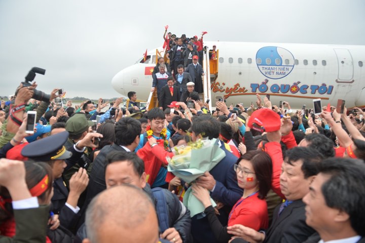 Bùi Tiến Dũng ngượng ngùng, nhắm tịt mắt chụp ảnh cùng người mẫu Lại Thanh Hương