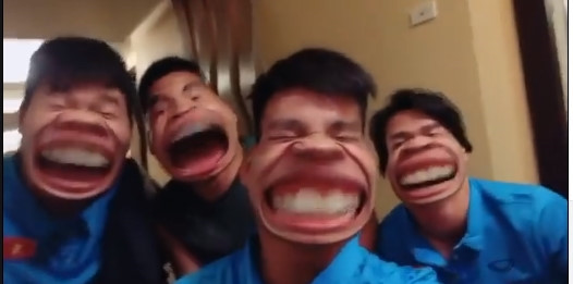 Video Công Phượng hờn dỗi Văn Thanh ở sân bay gây bão mạng