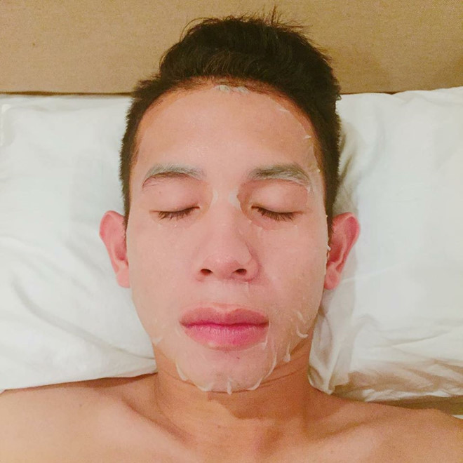 Video Công Phượng hờn dỗi Văn Thanh ở sân bay gây bão mạng