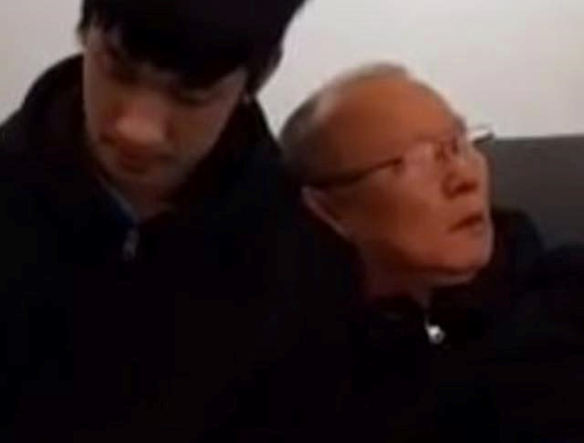 Video Công Phượng hờn dỗi Văn Thanh ở sân bay gây bão mạng