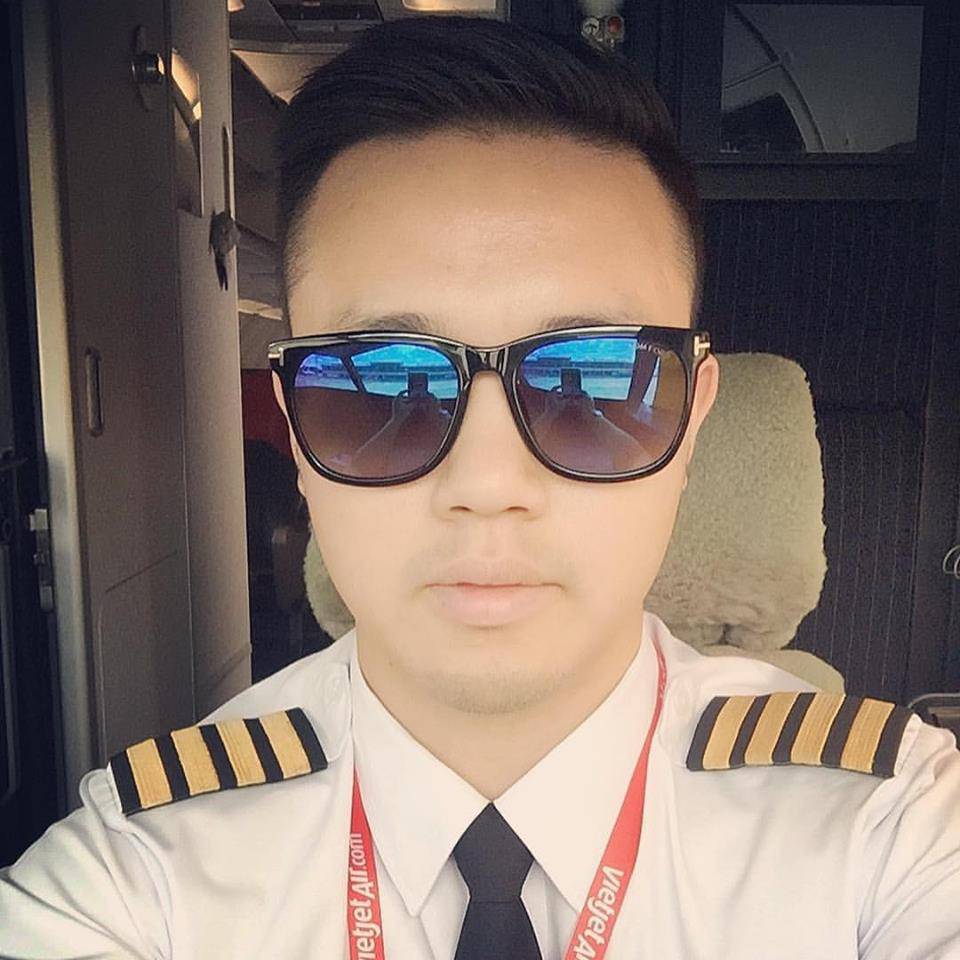 Phát sốt với cơ trưởng 9X điển trai lái chuyên cơ đặc biệt đón U23 Việt Nam về nước