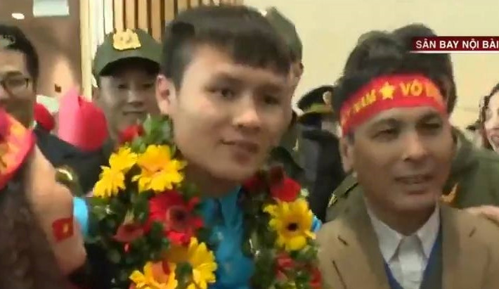 Công Phượng, Duy Mạnh cùng U23 Việt Nam liên tục check-in Facebook