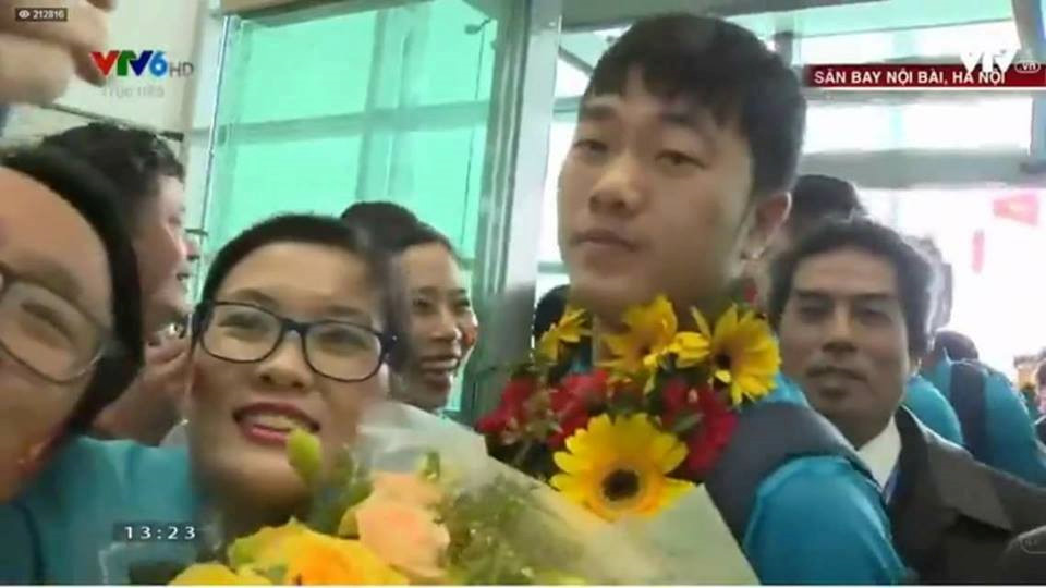 Công Phượng, Duy Mạnh cùng U23 Việt Nam liên tục check-in Facebook