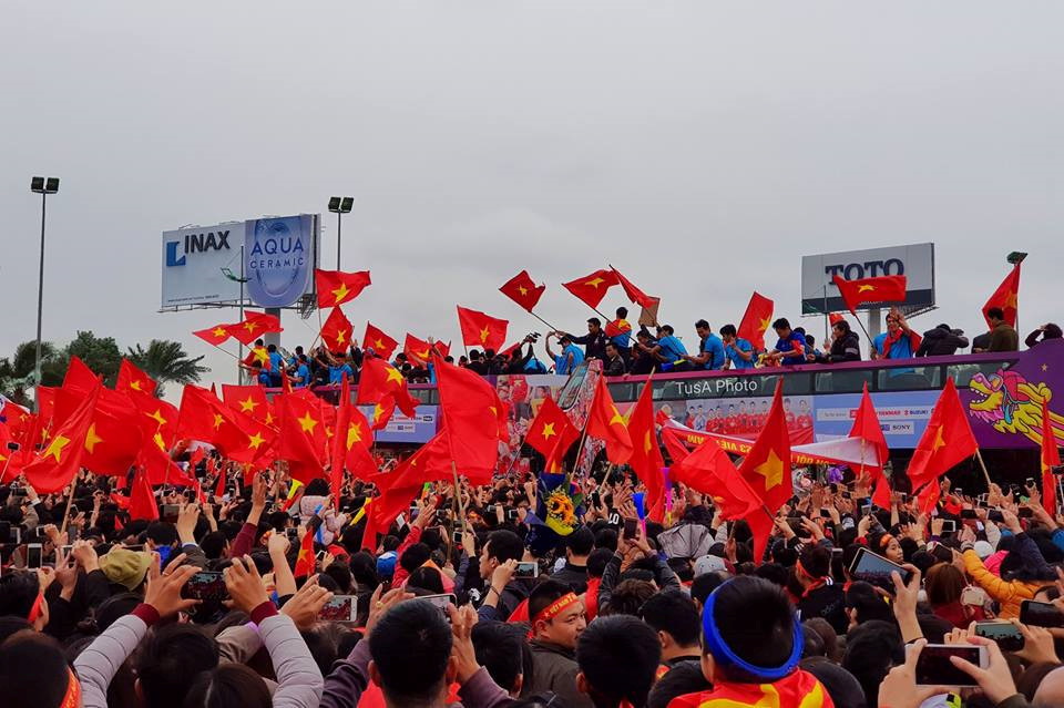 Công Phượng, Duy Mạnh cùng U23 Việt Nam liên tục check-in Facebook