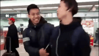 Video Công Phượng hờn dỗi Văn Thanh ở sân bay gây bão mạng