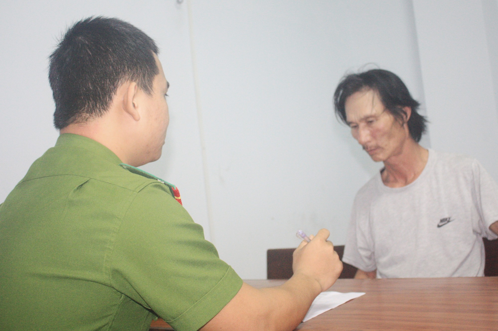 Ghen tuông, gã sở khanh dùng dao dọc giấy sát hại người tình tại quán nhậu