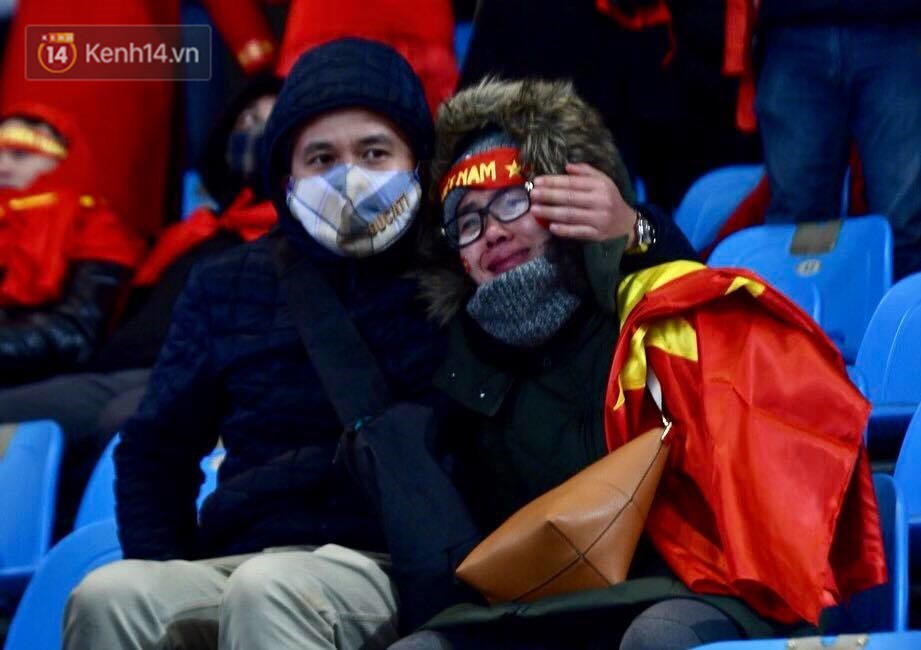 Khoảnh khắc không bao giờ quên: U23 Việt Nam cúi chào tri ân người hâm mộ đã sát cánh trong trận chung kết lịch sử