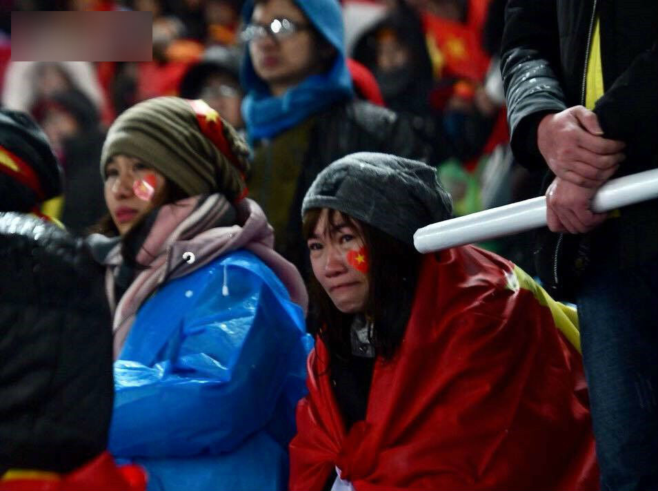 Khoảnh khắc không bao giờ quên: U23 Việt Nam cúi chào tri ân người hâm mộ đã sát cánh trong trận chung kết lịch sử