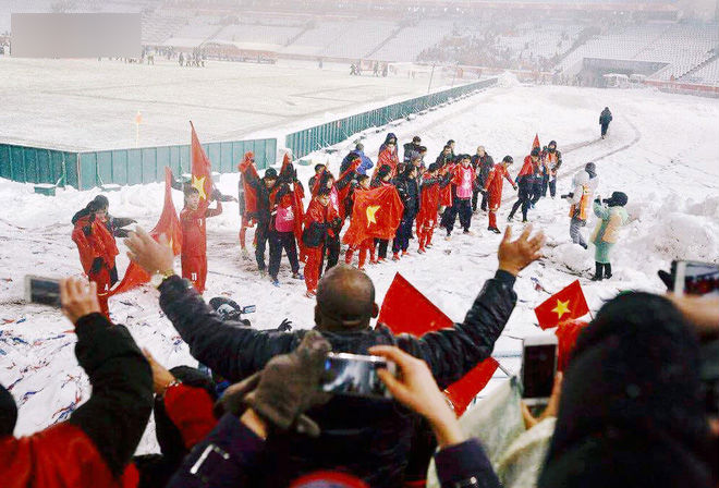 Khoảnh khắc không bao giờ quên: U23 Việt Nam cúi chào tri ân người hâm mộ đã sát cánh trong trận chung kết lịch sử