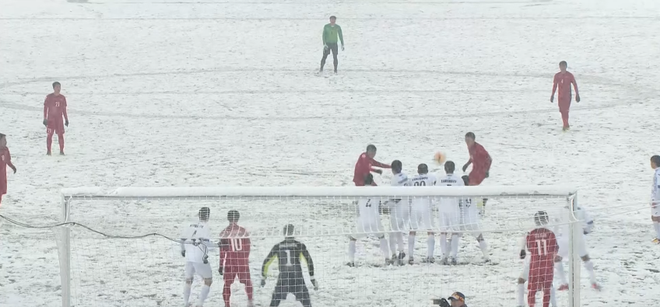 Thủ môn Bùi Tiến Dũng tiết lộ về pha bỏ khung thành lên xem Quang Hải đá phạt