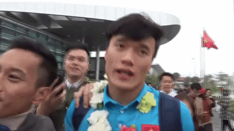 Lý do khiến Bùi Tiến Dũng giữ khư khư quả bưởi trên tay, dù rất vội chạy trốn khỏi vòng tay người hâm mộ?