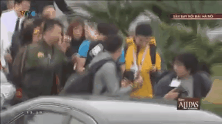 Lý do khiến Bùi Tiến Dũng giữ khư khư quả bưởi trên tay, dù rất vội chạy trốn khỏi vòng tay người hâm mộ?