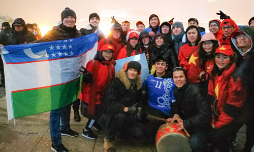 Cổ động viên Việt bắt tay cổ động viên Uzbekistan sau trận đấu