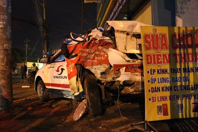 Bắt tài xế xe đầu kéo cán chết nhân viên taxi Vinasun