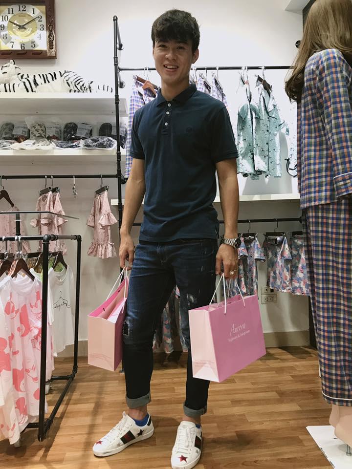 Hồng Duy bán son, Duy Mạnh lại bán đồ ngủ cho chị em, cầu thủ U23 đáng yêu hết nấc!