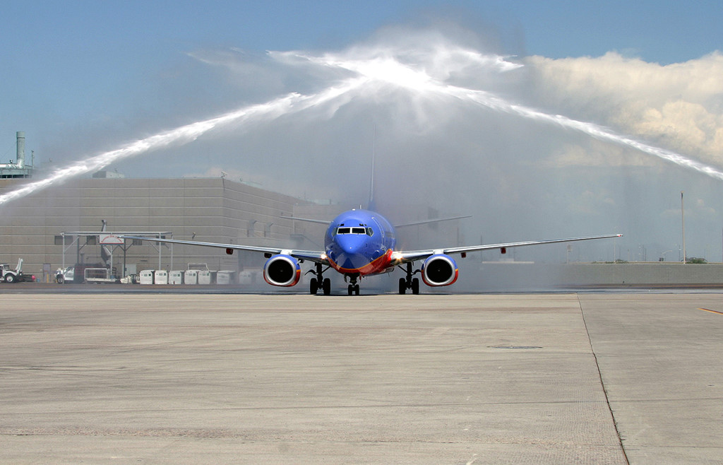 Lý giải màn phun nước khi máy bay chở U23 Việt Nam hạ cánh