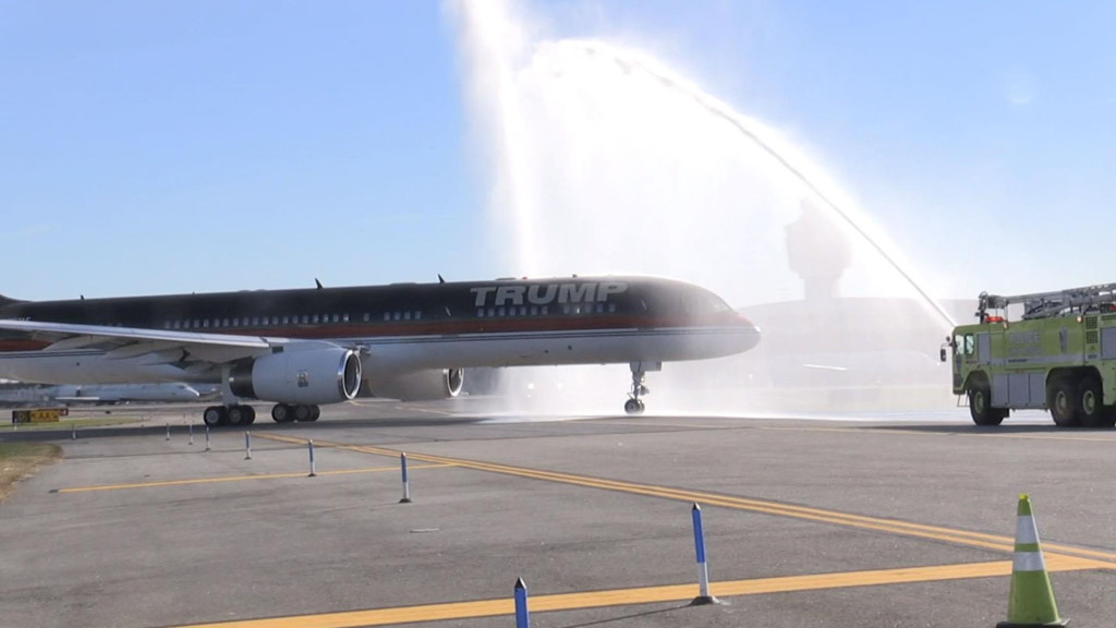 Lý giải màn phun nước khi máy bay chở U23 Việt Nam hạ cánh