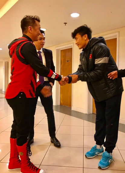 Đàm Vĩnh Hưng khen thủ môn Bùi Tiến Dũng lễ phép, đáng yêu