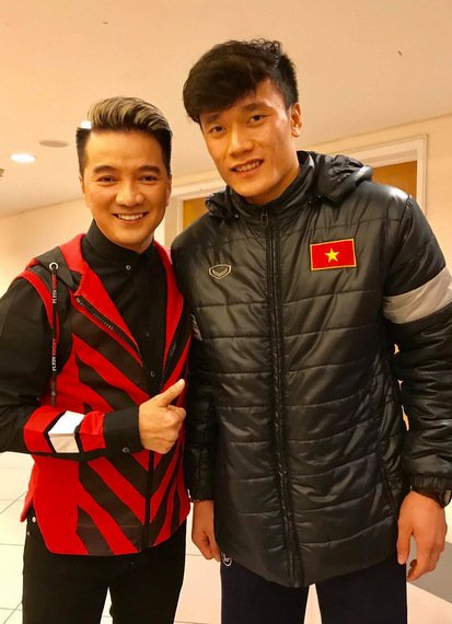 Đàm Vĩnh Hưng khen thủ môn Bùi Tiến Dũng lễ phép, đáng yêu