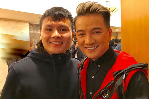 Đàm Vĩnh Hưng khen thủ môn Bùi Tiến Dũng lễ phép, đáng yêu