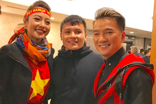 Đàm Vĩnh Hưng khen thủ môn Bùi Tiến Dũng lễ phép, đáng yêu