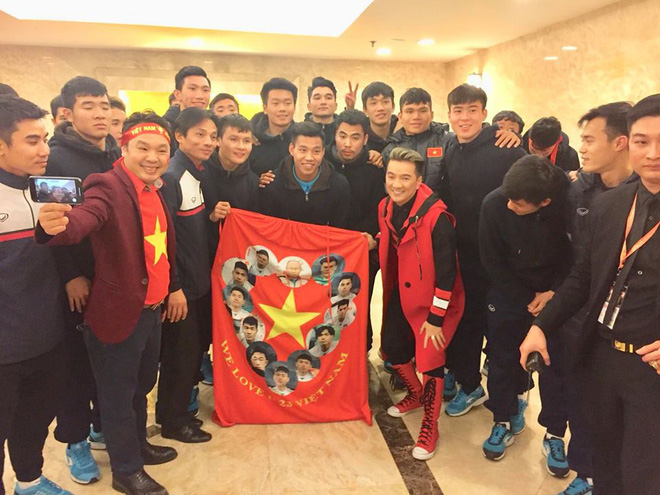 Đàm Vĩnh Hưng khen nhan sắc Quang Hải, tiết lộ có clip hôn