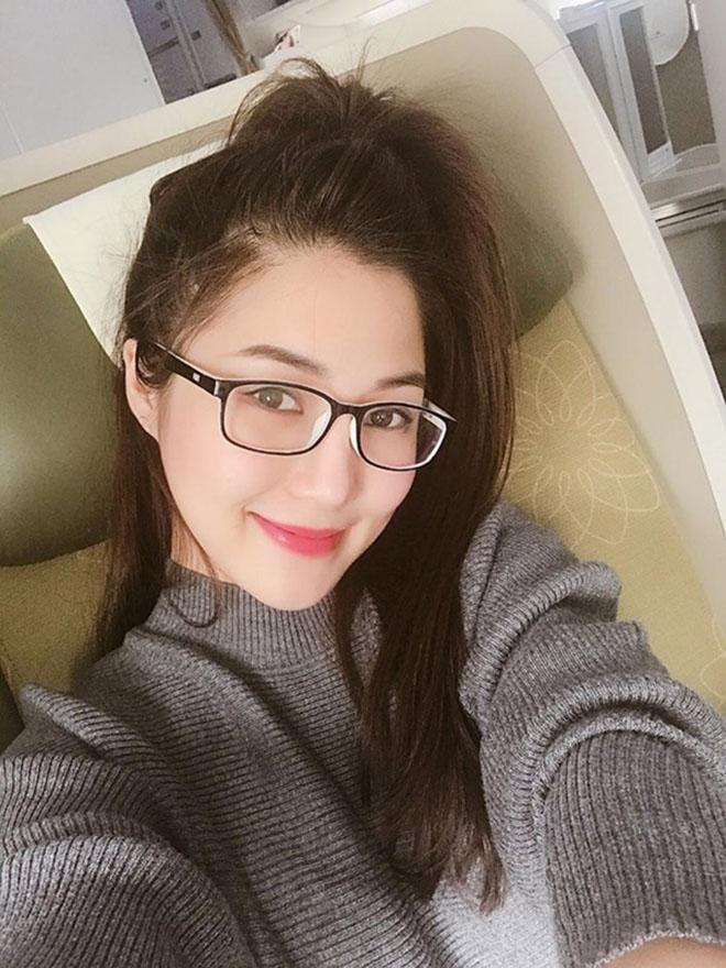 Ca sĩ Hương Tràm gần như bị mất thị giác, đi lại phải có người dìu