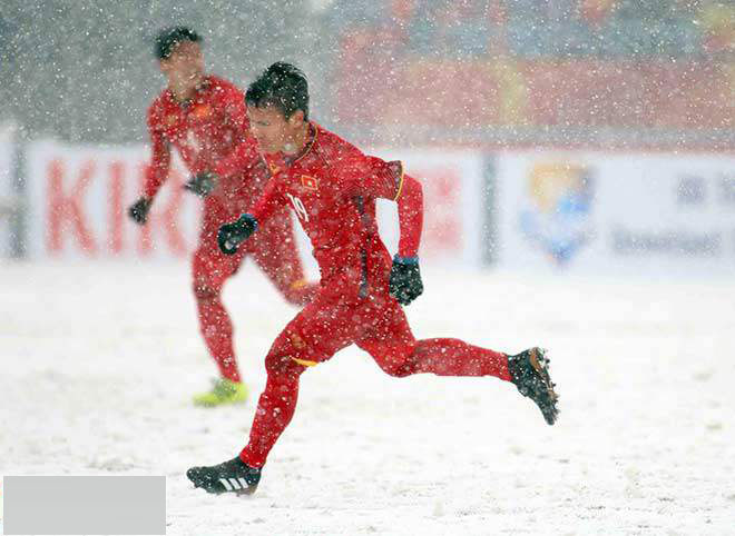 Nam người mẫu Hữu Vi gây phẫn nộ với phát ngôn không được ngắm bikini bay trong bão