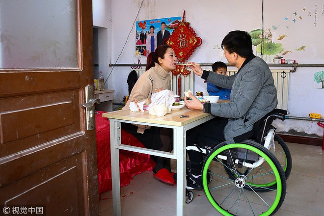 Bị bạn gái bỏ rơi sau khi liệt nửa người, 3 năm sau người đàn ông nhận được điều bất ngờ từ livestream trên MXH Bị bạn gái bỏ rơi sau khi liệt nửa người, 3 năm sau người đàn ông nhận được điều bất ngờ từ livestream trên MXH