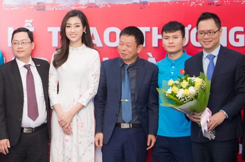 Quang Hải U23 bị đồng đội trêu vì thấp hơn Hoa hậu Mỹ Linh