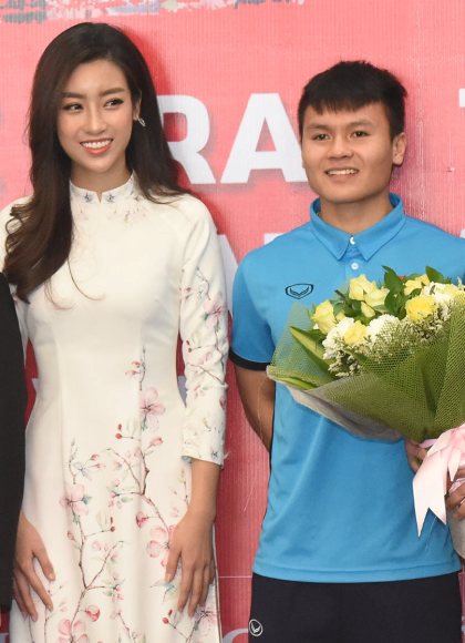 Quang Hải U23 bị đồng đội trêu vì thấp hơn Hoa hậu Mỹ Linh