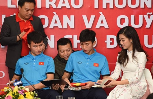 Quang Hải U23 bị đồng đội trêu vì thấp hơn Hoa hậu Mỹ Linh