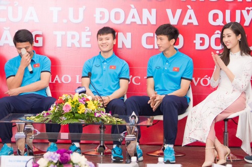 Quang Hải U23 bị đồng đội trêu vì thấp hơn Hoa hậu Mỹ Linh