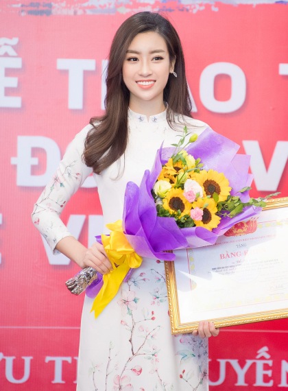 Quang Hải U23 bị đồng đội trêu vì thấp hơn Hoa hậu Mỹ Linh