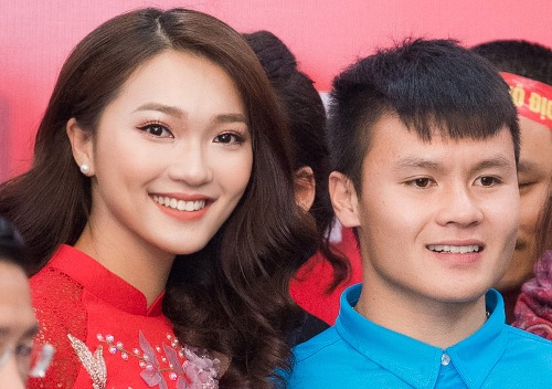 Quang Hải U23 bị đồng đội trêu vì thấp hơn Hoa hậu Mỹ Linh