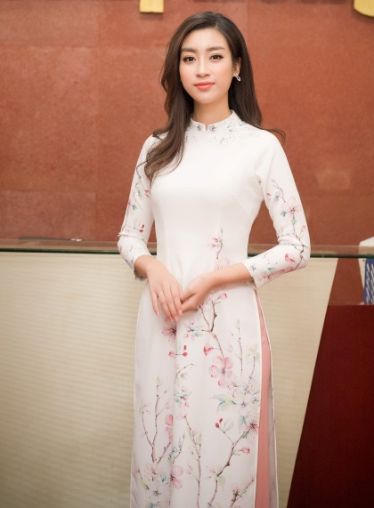 Quang Hải U23 bị đồng đội trêu vì thấp hơn Hoa hậu Mỹ Linh