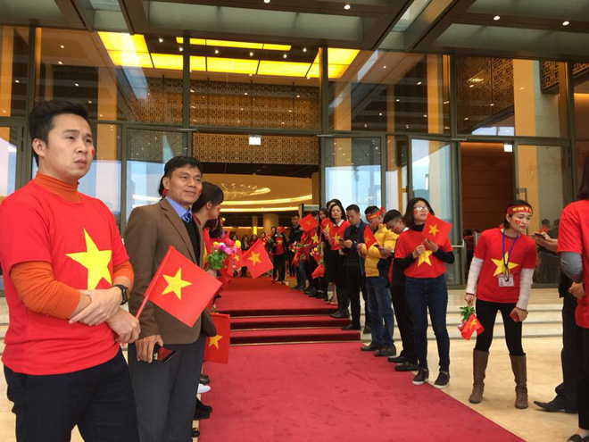 Được đón tiếp tại Quốc hội, đội U23 cùng ký tên lên lá cờ mang từ Lũng Cú về