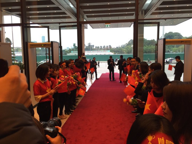 Được đón tiếp tại Quốc hội, đội U23 cùng ký tên lên lá cờ mang từ Lũng Cú về