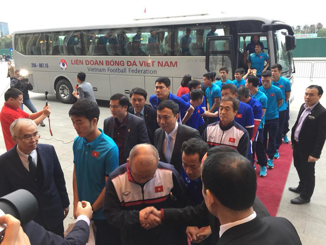 Được đón tiếp tại Quốc hội, đội U23 cùng ký tên lên lá cờ mang từ Lũng Cú về Được đón tiếp tại Quốc hội, đội U23 cùng ký tên lên lá cờ mang từ Lũng Cú về