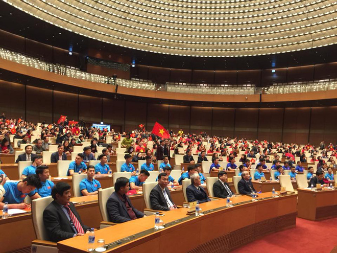 Được đón tiếp tại Quốc hội, đội U23 cùng ký tên lên lá cờ mang từ Lũng Cú về