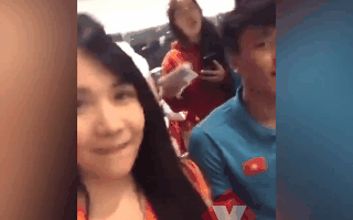 Thanh Bi gây bức xúc khi livestream U23 Việt Nam trong bữa ăn đêm Thanh Bi gây bức xúc khi livestream U23 Việt Nam trong bữa ăn đêm