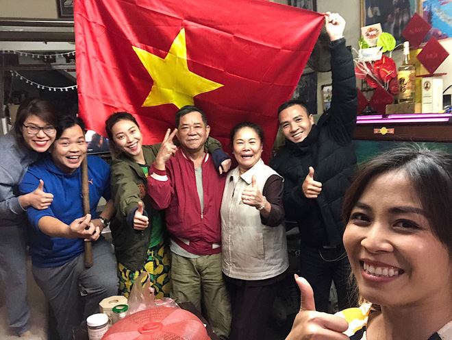 Cổ động viên nhận vơ là dì để đi theo xe diễu hành, thủ môn Tiến Dũng đã đáp lại rất bất ngờ