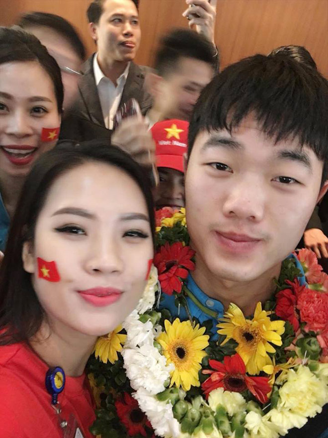 Ghen tị với cô gái được selfie thân mật cùng Tiến Dũng, Xuân Trường