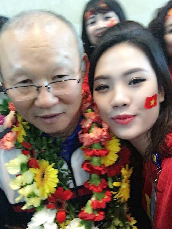 Ghen tị với cô gái được selfie thân mật cùng Tiến Dũng, Xuân Trường